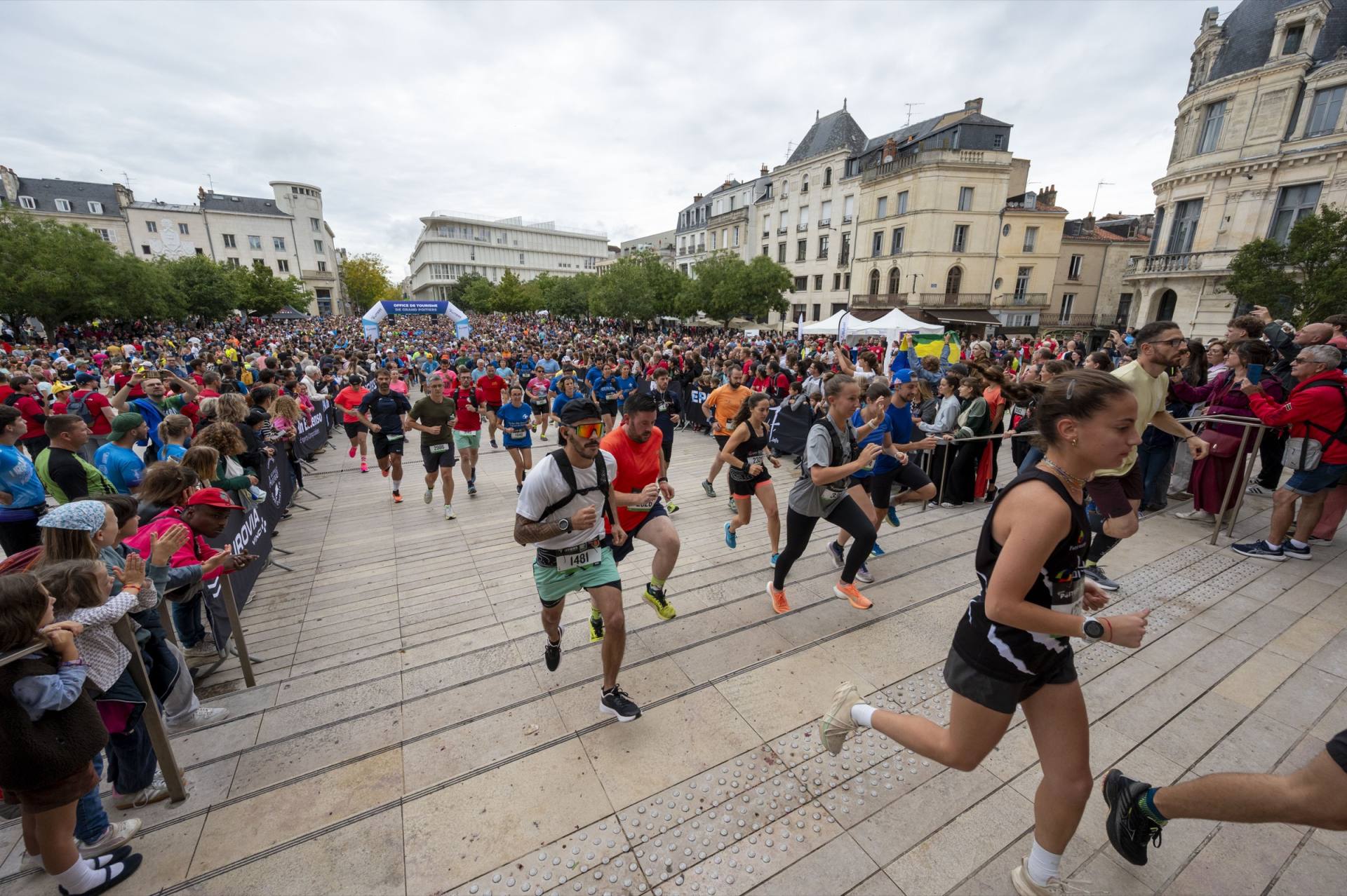 Coureurs de l'Urban Trail Poitiers dans les rues du centre-ville historique