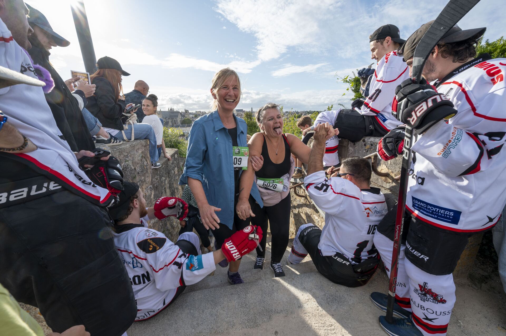 Coureurs de l'Urban Trail Poitiers dans les rues du centre-ville historique